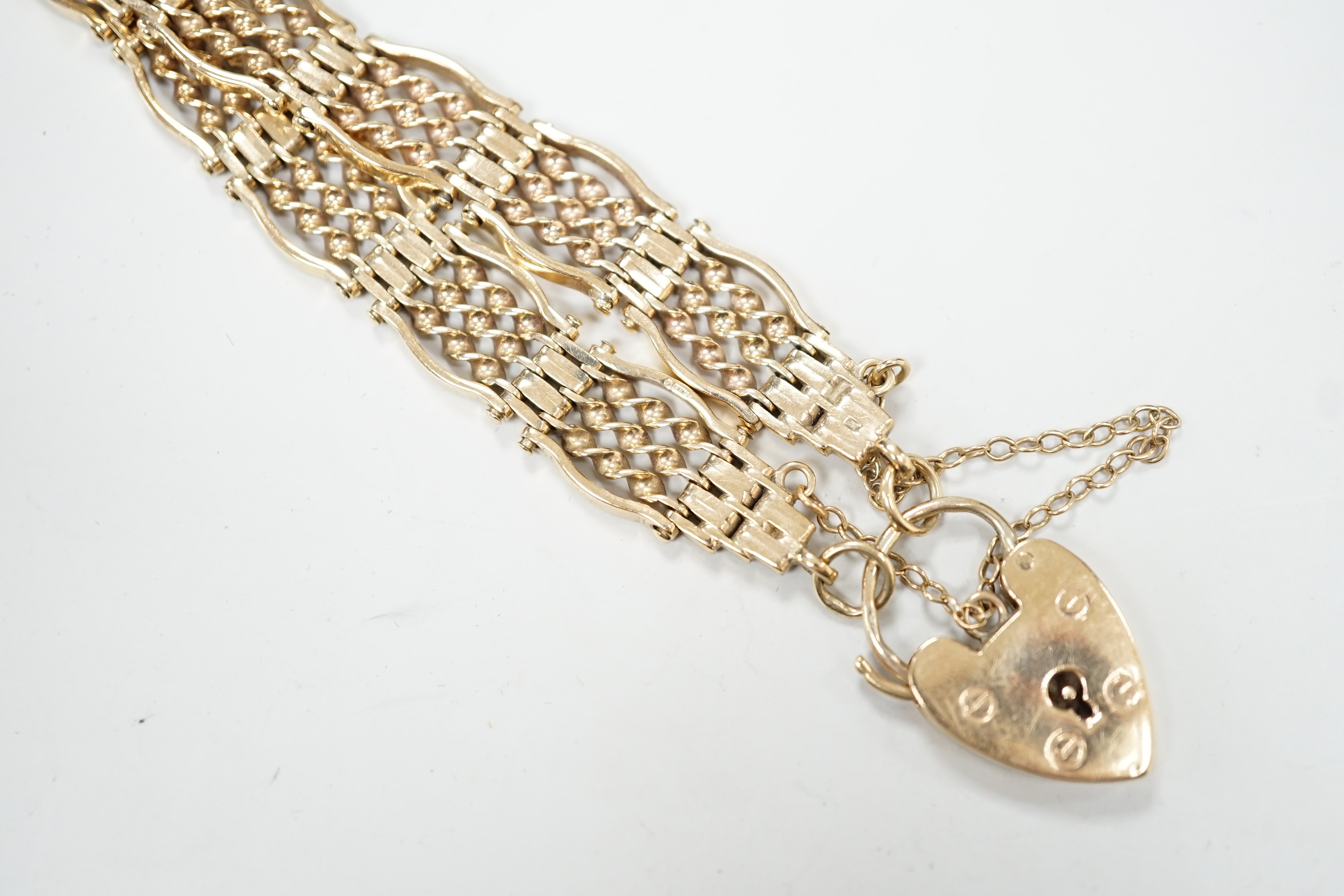 A modern 9ct. gold gate link bracelet, with heart shaped padlock clasp, approx. 16cm, 24 grams.